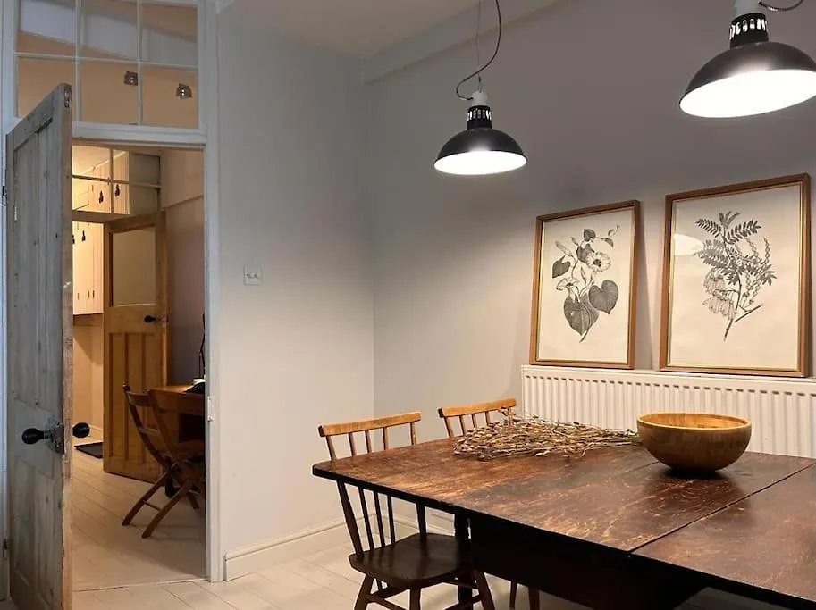 The Courtyard - Garden Flat Near Brighton Seafront Apartment