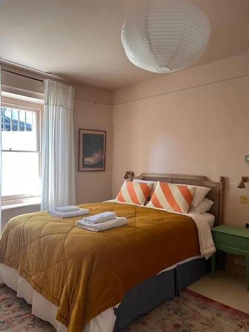 The Courtyard - Garden Flat Near Brighton Seafront Apartment