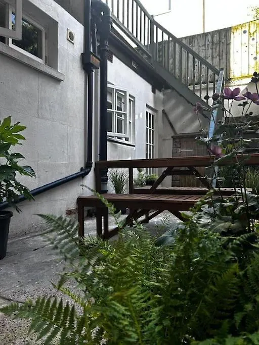 The Courtyard - Garden Flat Near Brighton Seafront Apartment